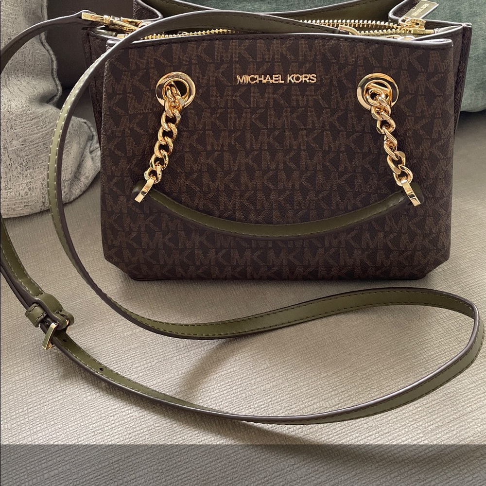 Micheal Kors Taegan Purse Cross Body